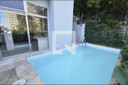 Casa à venda com 550m², 5 quartos e 2 vagasÁrea comum - Piscina
