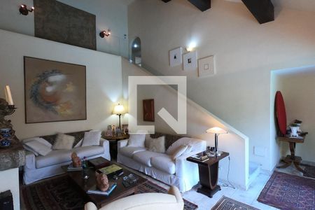 Casa à venda com 501m², 3 quartos e 4 vagas Casa à venda com 501m², 3 quartos e 4 vagasSala Íntima