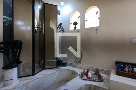 Casa à venda com 501m², 3 quartos e 4 vagas Casa à venda com 501m², 3 quartos e 4 vagasBanheiro da Suíte