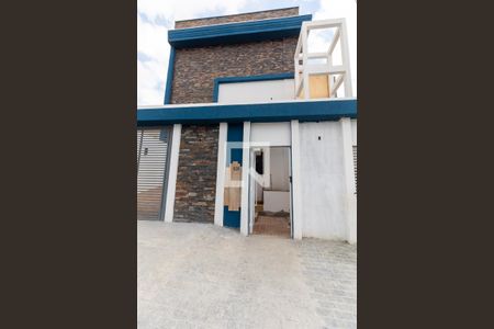 Casa de condomínio para alugar com 65m², 2 quartos e 1 vaga Casa de condomínio para alugar com 65m², 2 quartos e 1 vagaFachada