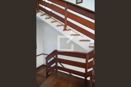 Casa à venda com 260m², 3 quartos e 2 vagasEscada