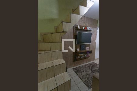 Casa à venda com 60m², 2 quartos e 1 vaga Casa à venda com 60m², 2 quartos e 1 vagaEscada para quarto 2 e banheiro