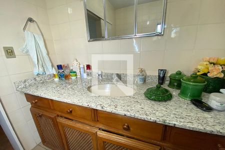 Casa à venda com 300m², 6 quartos e 2 vagasPia do Banheiro da Suite 