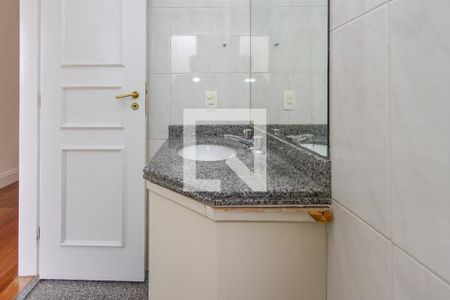 Apartamento à venda com 189m², 4 quartos e 3 vagasBanheiro da Suíte 2