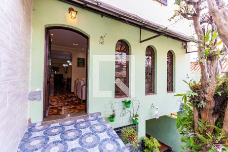 Casa à venda com 312m², 4 quartos e 4 vagas Casa à venda com 312m², 4 quartos e 4 vagasFachada