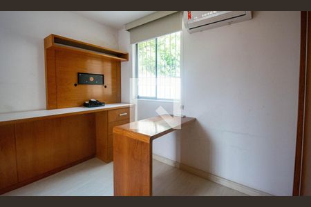 Casa para alugar com 372m², 5 quartos e 2 vagasEscritório