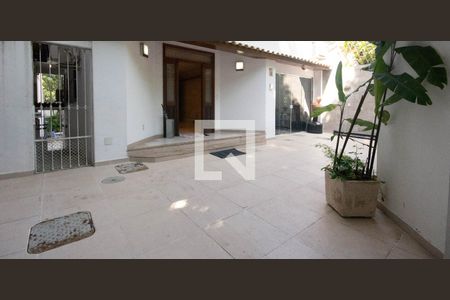 Casa para alugar com 372m², 5 quartos e 2 vagasEntrada