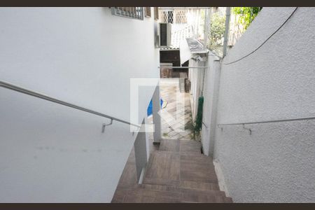 Casa para alugar com 372m², 5 quartos e 2 vagasEscadas