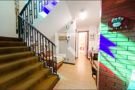 Casa à venda com 595m², 6 quartos e 4 vagasEscada