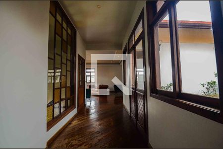 Casa à venda com 766m², 5 quartos e 8 vagas Casa à venda com 766m², 5 quartos e 8 vagasCorredor