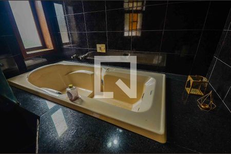 Casa à venda com 766m², 5 quartos e 8 vagas Casa à venda com 766m², 5 quartos e 8 vagasBanheiro da Suíte 1