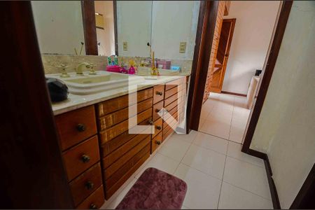 Casa à venda com 766m², 5 quartos e 8 vagas Casa à venda com 766m², 5 quartos e 8 vagasBanheiro da Suíte 2