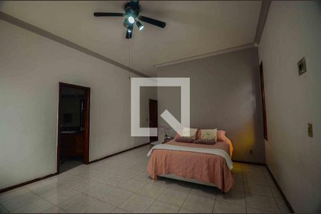 Casa à venda com 766m², 5 quartos e 8 vagas Casa à venda com 766m², 5 quartos e 8 vagasQuarto 1