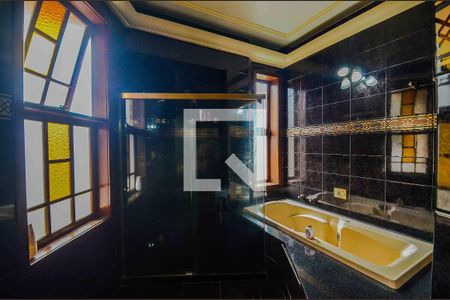 Casa à venda com 766m², 5 quartos e 8 vagas Casa à venda com 766m², 5 quartos e 8 vagasBanheiro da Suíte 1