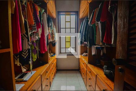 Casa à venda com 766m², 5 quartos e 8 vagas Casa à venda com 766m², 5 quartos e 8 vagasCloset