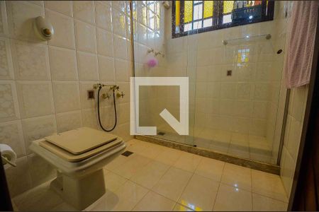 Casa à venda com 766m², 5 quartos e 8 vagas Casa à venda com 766m², 5 quartos e 8 vagasBanheiro da Suíte 2