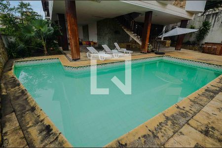 Casa à venda com 766m², 5 quartos e 8 vagas Casa à venda com 766m², 5 quartos e 8 vagasPiscina