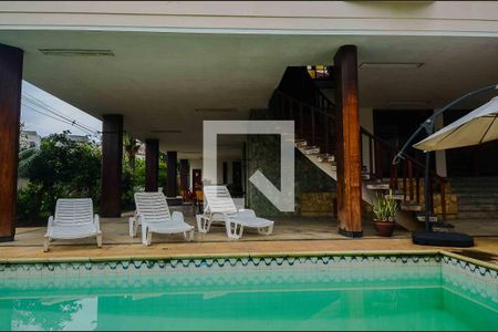 Casa à venda com 766m², 5 quartos e 8 vagas Casa à venda com 766m², 5 quartos e 8 vagasPiscina