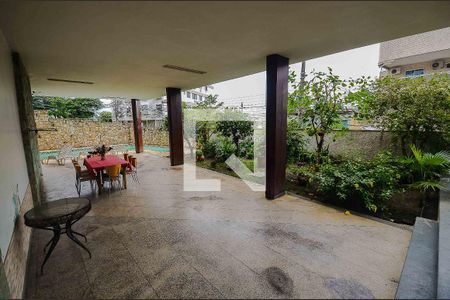 Casa à venda com 766m², 5 quartos e 8 vagas Casa à venda com 766m², 5 quartos e 8 vagasÁrea Externa