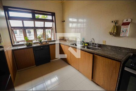 Casa à venda com 766m², 5 quartos e 8 vagas Casa à venda com 766m², 5 quartos e 8 vagasCozinha