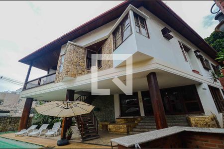 Casa à venda com 766m², 5 quartos e 8 vagas Casa à venda com 766m², 5 quartos e 8 vagasFachada