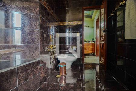 Casa à venda com 766m², 5 quartos e 8 vagas Casa à venda com 766m², 5 quartos e 8 vagasBanheiro da Suíte 1