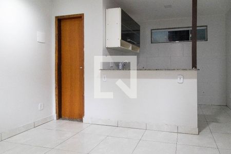 Sala de casa de condomínio para alugar com 2 quartos, 58m² em Recreio dos Bandeirantes, Rio de Janeiro