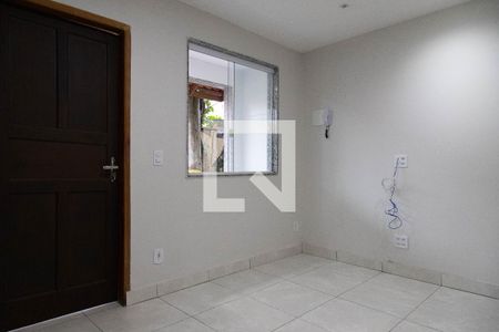 Sala de casa de condomínio para alugar com 2 quartos, 58m² em Recreio dos Bandeirantes, Rio de Janeiro