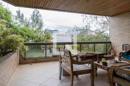 Apartamento à venda com 189m², 3 quartos e 2 vagas Apartamento à venda com 189m², 3 quartos e 2 vagasVaranda