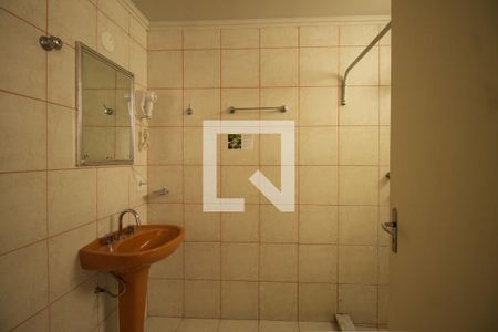 Banheiro de kitnet/studio para alugar com 1 quarto, 30m² em Centro Histórico, Porto Alegre
