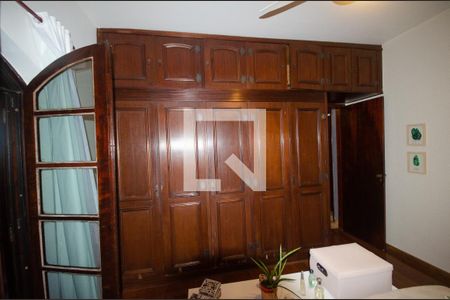 Casa à venda com 230m², 5 quartos e 3 vagas Casa à venda com 230m², 5 quartos e 3 vagasSuite