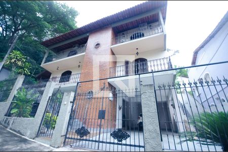 Casa à venda com 230m², 5 quartos e 3 vagas Casa à venda com 230m², 5 quartos e 3 vagasFachada