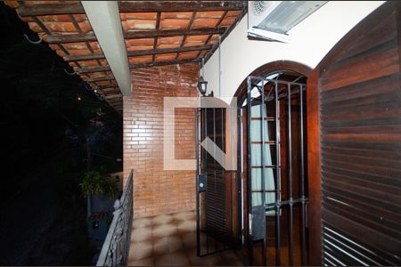 Casa à venda com 230m², 5 quartos e 3 vagas Casa à venda com 230m², 5 quartos e 3 vagasVaranda da suíte