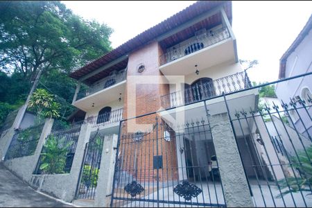 Casa à venda com 230m², 5 quartos e 3 vagas Casa à venda com 230m², 5 quartos e 3 vagasFachada