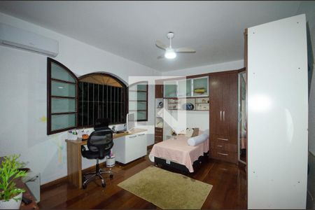 Casa à venda com 230m², 5 quartos e 3 vagas Casa à venda com 230m², 5 quartos e 3 vagasQuarto 5