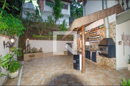 Casa à venda com 230m², 5 quartos e 3 vagas Casa à venda com 230m², 5 quartos e 3 vagasChurrasqueira