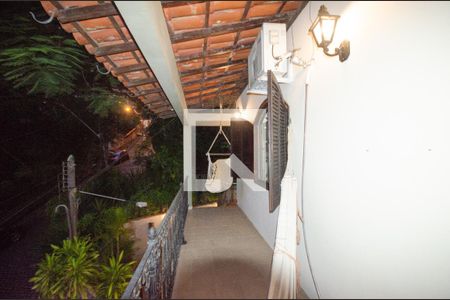 Casa à venda com 230m², 5 quartos e 3 vagas Casa à venda com 230m², 5 quartos e 3 vagasVaranda