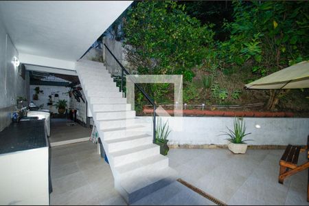 Casa à venda com 230m², 5 quartos e 3 vagas Casa à venda com 230m², 5 quartos e 3 vagasVista da Varanda