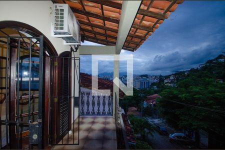 Casa à venda com 230m², 5 quartos e 3 vagas Casa à venda com 230m², 5 quartos e 3 vagasVaranda da suíte