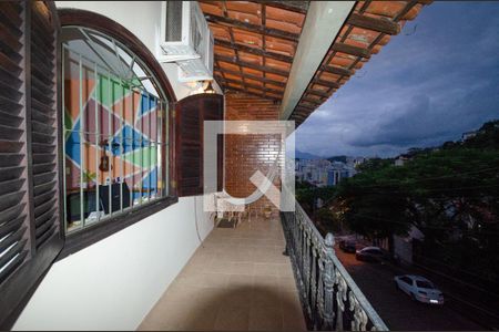 Casa à venda com 230m², 5 quartos e 3 vagas Casa à venda com 230m², 5 quartos e 3 vagasVaranda