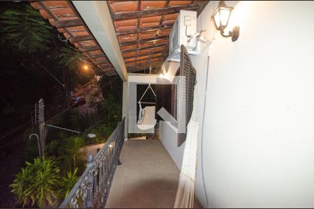 Casa à venda com 230m², 5 quartos e 3 vagas Casa à venda com 230m², 5 quartos e 3 vagasVaranda