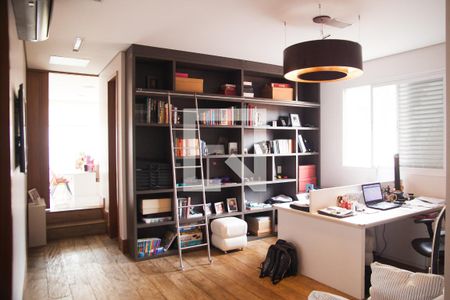 Casa à venda com 687m², 5 quartos e 10 vagas Casa à venda com 687m², 5 quartos e 10 vagasEscritório