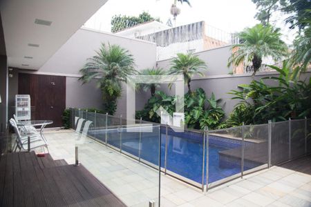 Casa à venda com 687m², 5 quartos e 10 vagas Casa à venda com 687m², 5 quartos e 10 vagasPiscina