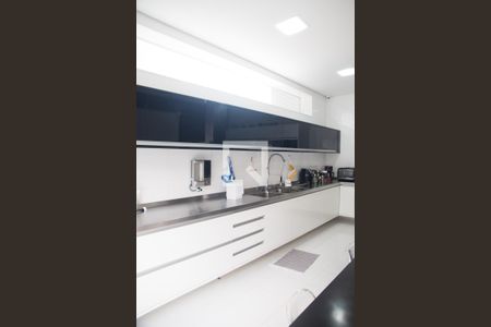 Casa à venda com 687m², 5 quartos e 10 vagas Casa à venda com 687m², 5 quartos e 10 vagasCozinha