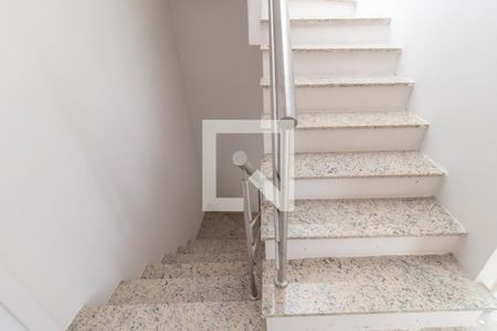 Casa de condomínio à venda com 241m², 3 quartos e 2 vagas Casa de condomínio à venda com 241m², 3 quartos e 2 vagasEscada