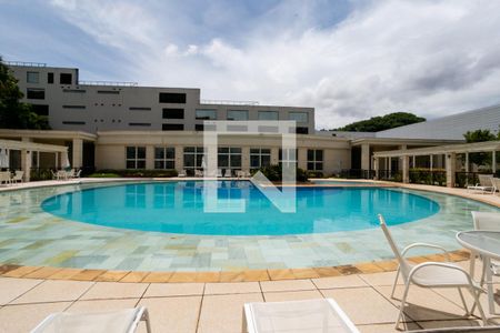 Apartamento à venda com 350m², 4 quartos e 4 vagas Apartamento à venda com 350m², 4 quartos e 4 vagasÁrea comum - Piscina