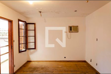 Casa à venda com 300m², 5 quartos e sem vaga Casa à venda com 300m², 5 quartos e sem vagaQuarto 4