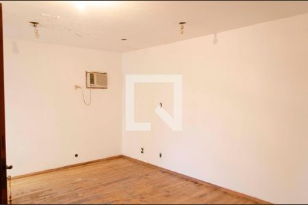 Casa à venda com 300m², 5 quartos e sem vaga Casa à venda com 300m², 5 quartos e sem vagaQuarto 4