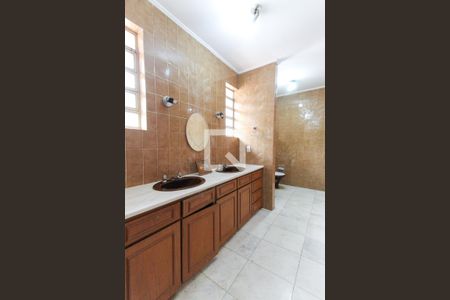 Casa à venda com 526m², 4 quartos e 5 vagasBanheiro suíte 2