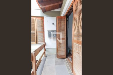 Casa à venda com 526m², 4 quartos e 5 vagasSacada quarto 1